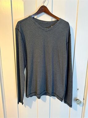 lululemon athletica Men's Long Sleeve V-Neck Shirt in Charcoal Gray Stripe